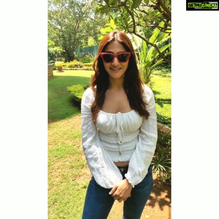 Vaani Kapoor Instagram - Guess who’s your #CLiQCLiQSale matchmaker for the day! Reply with a witty description of yourself and I’ll find you, your AuthentiQ product match from Tata CLiQ. Stay tuned, the lucky winners will be announce soon. Meanwhile, explore the epiQ #CLiQCLiQSale which is live till June 4th on @TataCLiQ #LoveAtFirstCLiQ