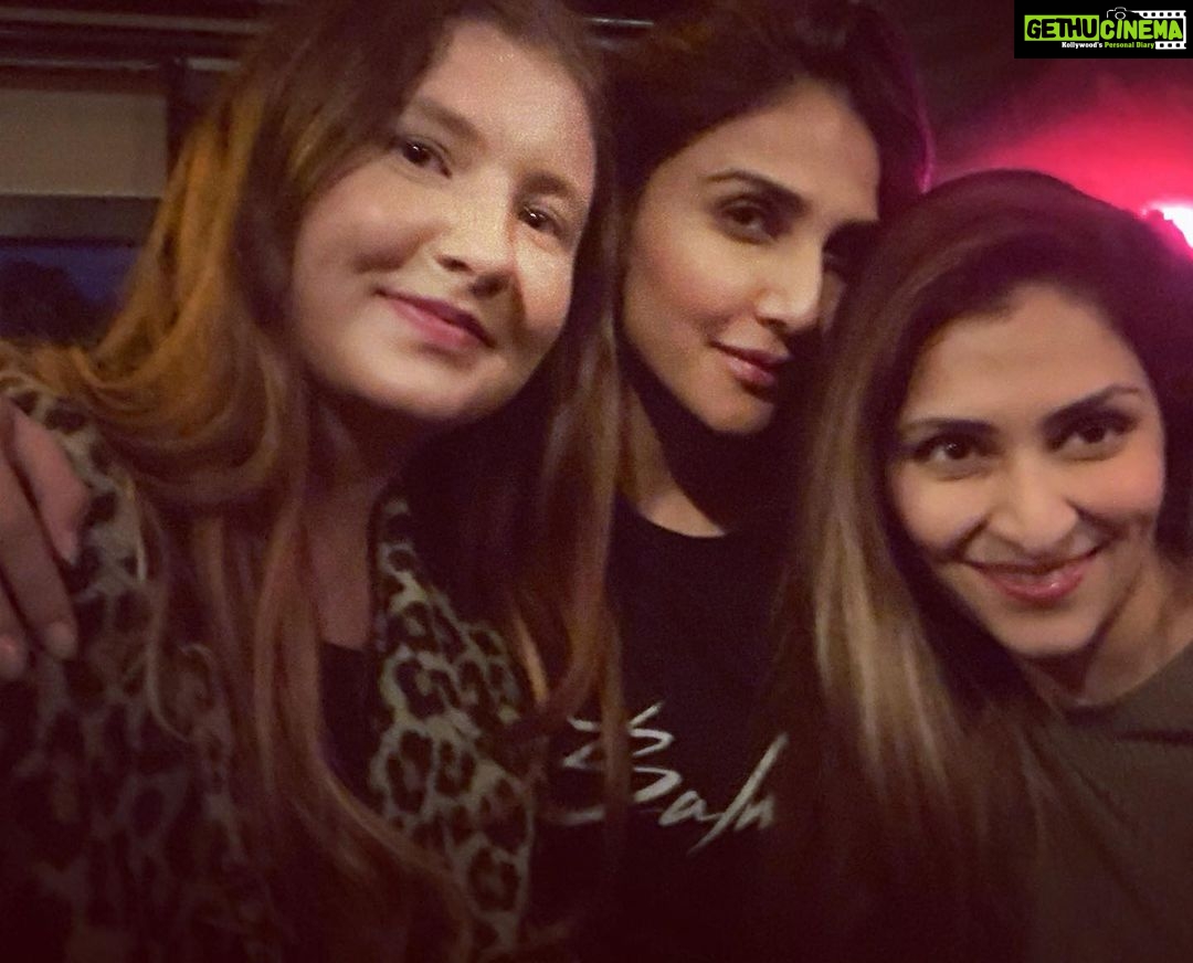 Vaani Kapoor Instagram - Me & My Girls 💛