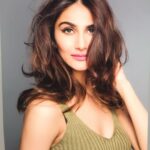 Vaani Kapoor Instagram - Many have an image of me , few get the picture 🙃