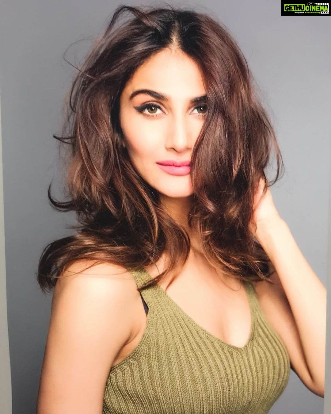 Vaani Kapoor Instagram - Many have an image of me , few get the picture 🙃