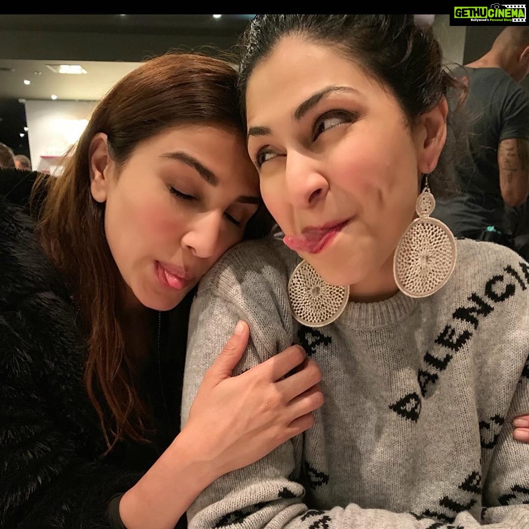 Vaani Kapoor Instagram - In the honour of world siblings day sending you a big fat choking 🤗!!!!!! I heart you ❤️❤️❤️❤️❤️❤️❤️❤️❤️ ❤️❤️❤️❤️❤️❤️❤️❤️❤️❤️❤️❤️❤️❤️❤️❤️#siblinglove #belatedsiblingsday
