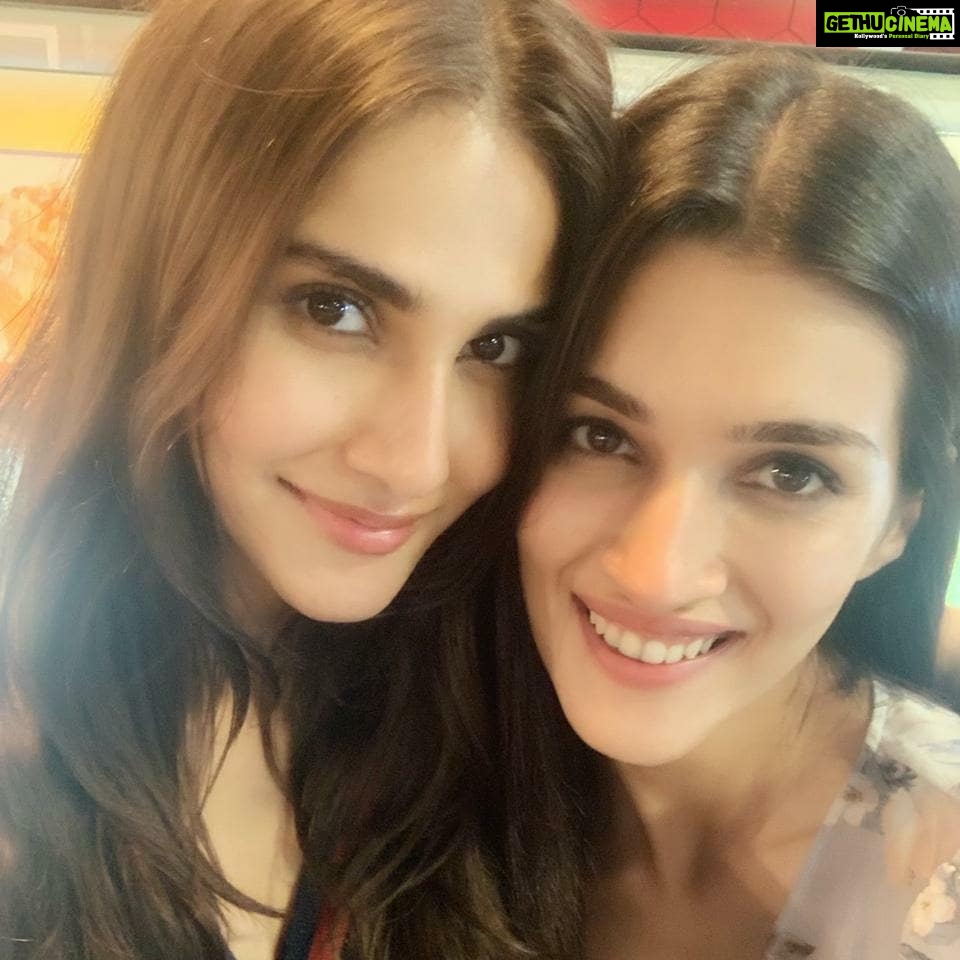 Vaani Kapoor Instagram - A bunch full of loonies 🐰🐰🐰@kritisanon @adrianjacobsofficial @aasifahmedofficial @tejalshetty