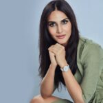 Vaani Kapoor Instagram - Create two looks with your @danielwellington watch. Buy any watch and receive a free strap along with your purchase😇 For all my dearest followers get a benefit of 15% using my code DWXVAANI at their website or stores. Now, also open at Phoenix Marketcity Mall, Mumbai. #danielwellington #dwindia
