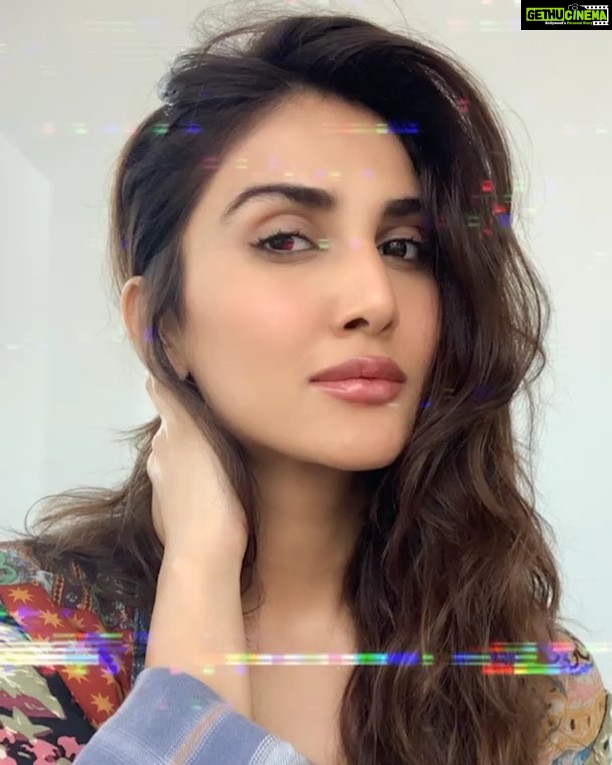 Vaani Kapoor Instagram - Here’s some insider information for all you fashion lovers! @marksandspencerindia has been secretly working on something really special. So, let’s uncover it together. Stay tuned and I’ll get back to you.