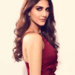Vaani Kapoor Instagram - Quite literally looked like👉🏻💃🏻 yesterday at #LFWSR19 in @shivanandnarresh. The #PatuSeries collection is super comfy with #FabricOfTheFuture by @r.elan.official 💕