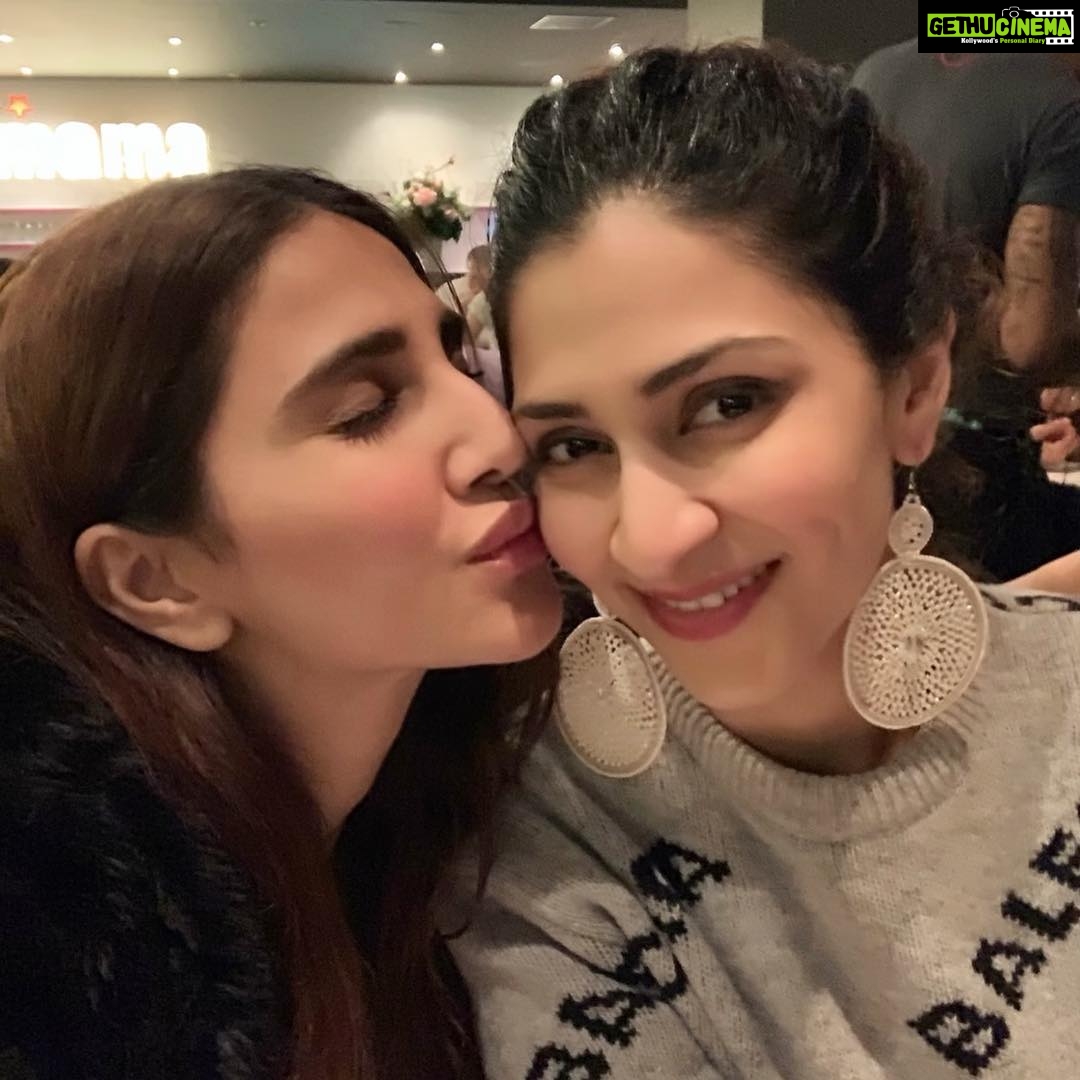 Vaani Kapoor Instagram - In the honour of world siblings day sending you a big fat choking 🤗!!!!!! I heart you ❤️❤️❤️❤️❤️❤️❤️❤️❤️ ❤️❤️❤️❤️❤️❤️❤️❤️❤️❤️❤️❤️❤️❤️❤️❤️#siblinglove #belatedsiblingsday