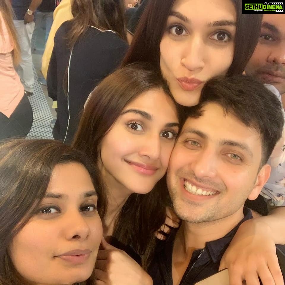 Vaani Kapoor Instagram - A bunch full of loonies 🐰🐰🐰@kritisanon @adrianjacobsofficial @aasifahmedofficial @tejalshetty