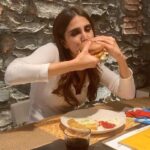 Vaani Kapoor Instagram - Yaasss!! Totally feelin it #🍔🍟