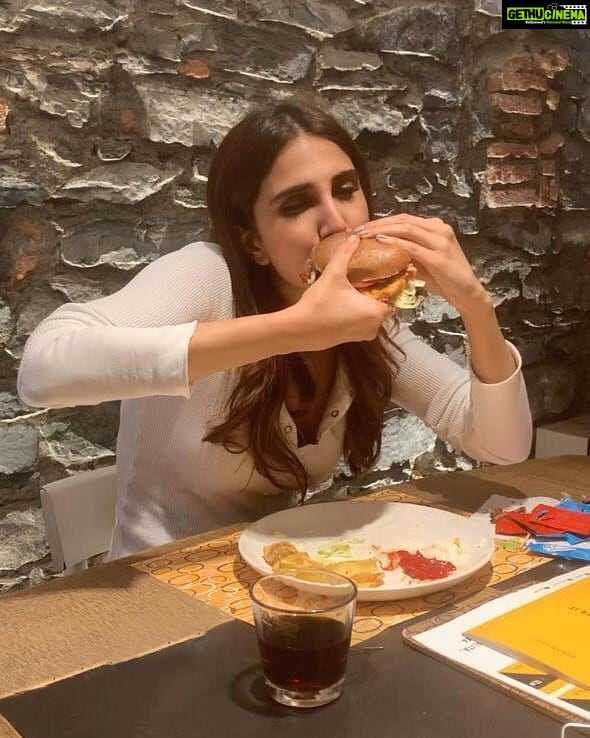Vaani Kapoor Instagram - Yaasss!! Totally feelin it #🍔🍟
