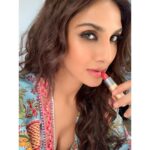 Vaani Kapoor Instagram - #GiveawayAlert: Here's the look I created using my KIKO Milano favourites.✨ Stand a chance to win some of my favourites by following these simple rules. - Tag 2 of your friends who love make up as much you do - Follow @kikomilanoindia - 3 lucky winners will be announced on the Kikomilano India instagram page, so look out for the same 🎁🎉🛍. Also they have a huge SALE up to 50% OFF going on across their stores till the end of January. So hurry, go check it out now ! #KIKOMilanoXVaaniKapoor
