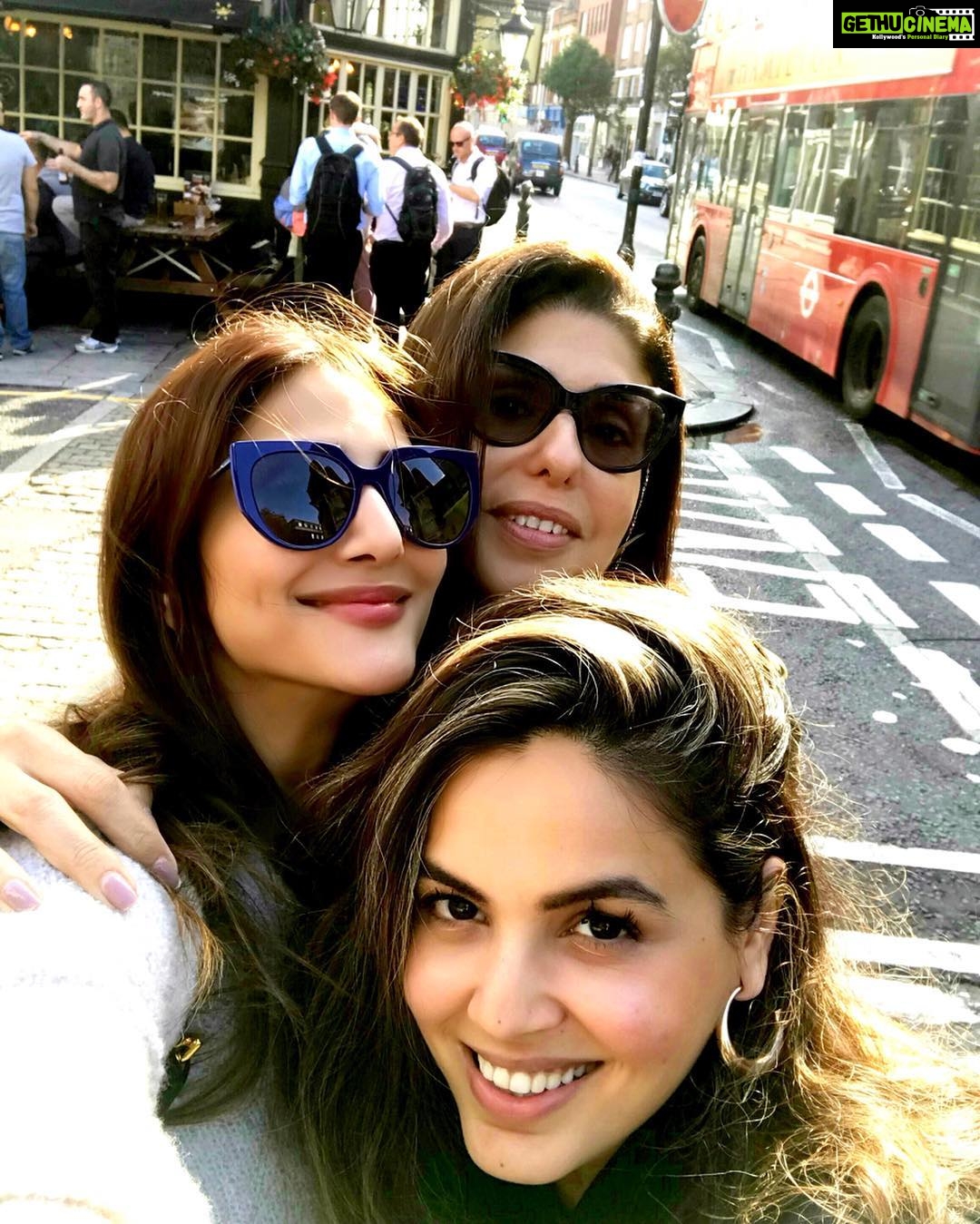Vaani Kapoor Instagram - Throwback to good times 🍣 🛍 👗 with the lovely @anaitashroffadajania and @lakshmilehr 💞