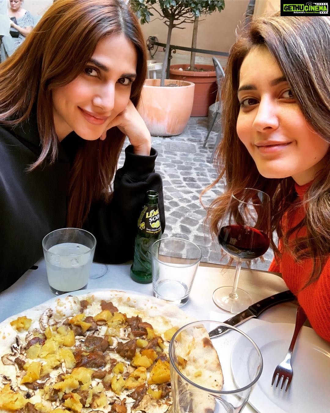 Vaani Kapoor Instagram - When in Rome..🍕🍕🍕🍕🍕🍕