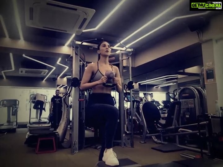 Vaani Kapoor Instagram - To the start of a super one! @tigerjackieshroff @hrithikroshan @itssiddharthanand . Getting ready to see you guys on set real soon ... ! #HrithikvsTiger #HustleForThatMuscle
