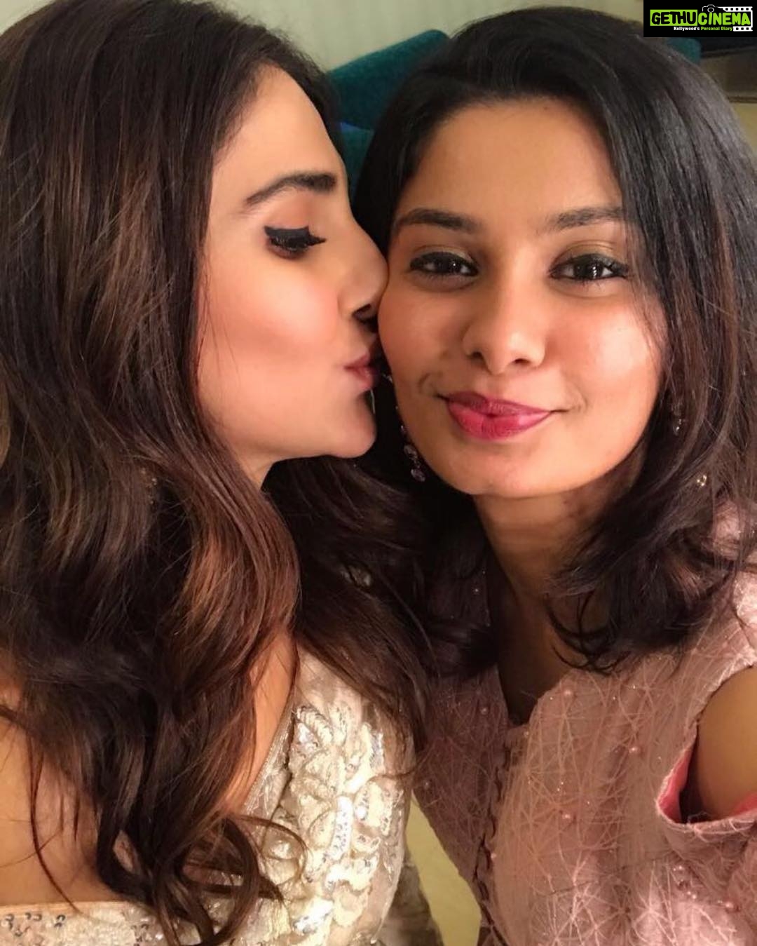 Vaani Kapoor Instagram - Happy birthday my Wonder Woman!!! Can’t imagine not having you in my life my cutieee.. wishing you loads of love and happiness and everything you desire 🌸 have a fabulous fabulous day ❤️❤️❤️