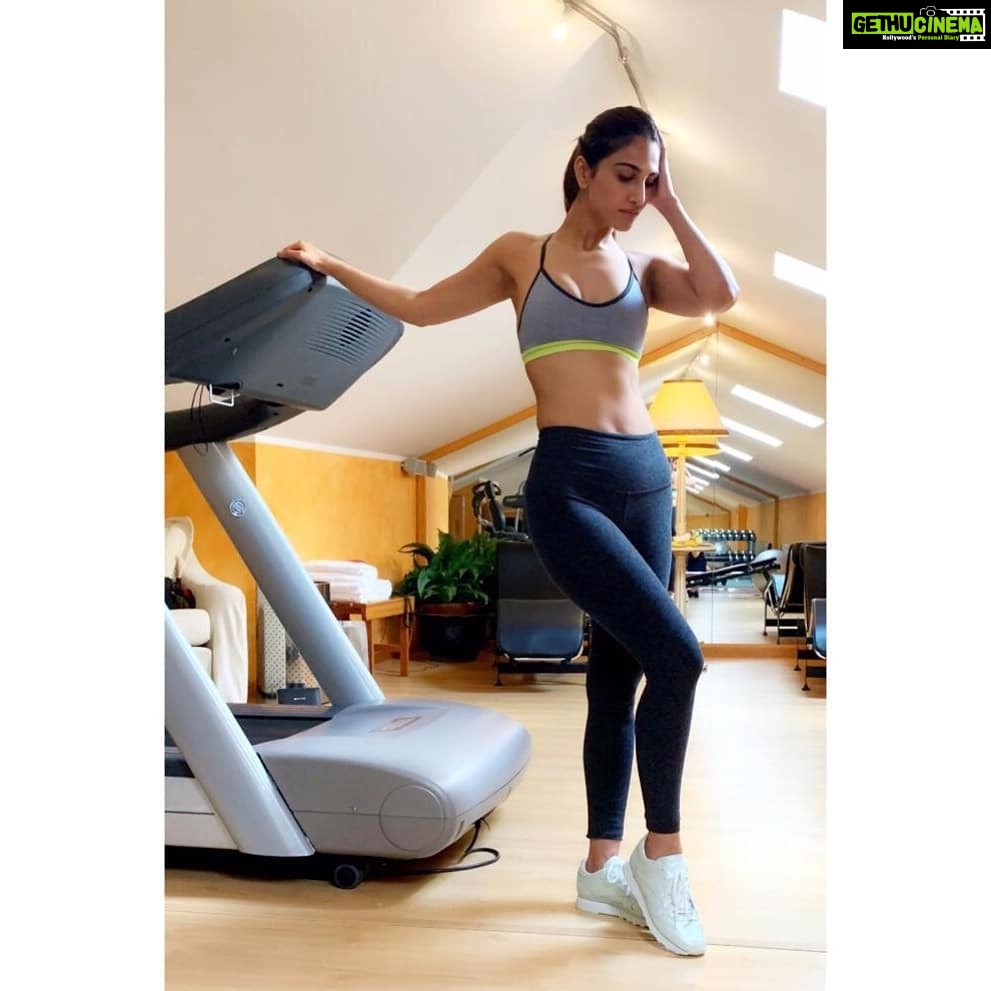 Vaani Kapoor Instagram - Heya! How’s your Monday goin ? ⏰