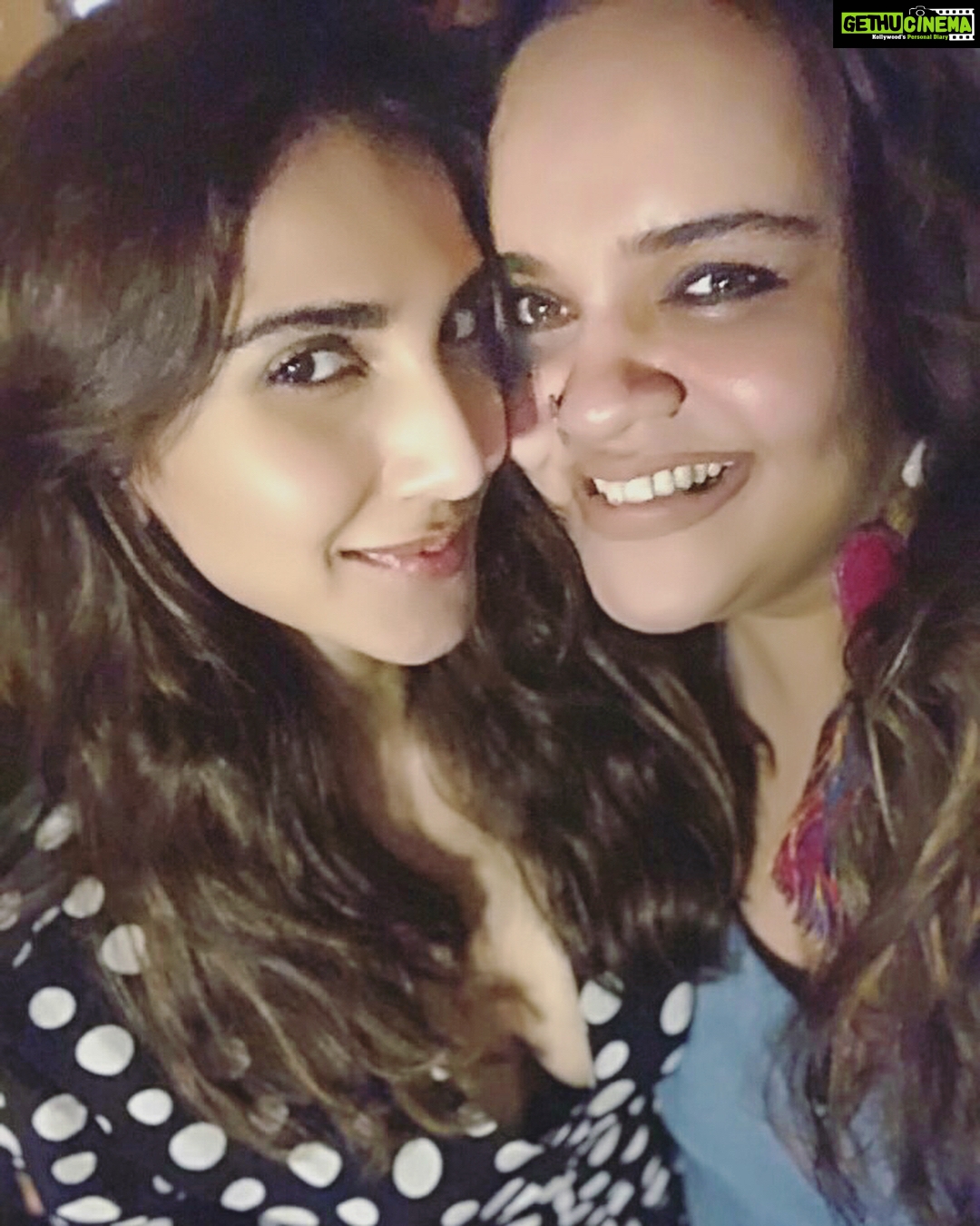 Vaani Kapoor Instagram - Celebrating my numero uno, @shanoosharmarahihai birthday🎉 love her to no end❤️❤️❤️❤️#borntobeawesome ⭐️