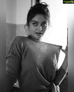 Vaibhavi Shandilya Instagram - Looking for a head to fit in ….. 
.
 .
.
 .
.
#in #afternoonvibes