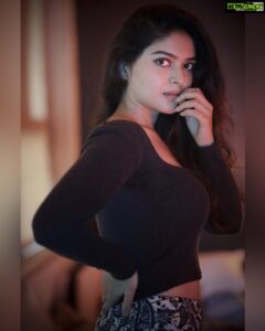 Vaibhavi Shandilya Instagram - Kya karoon naye naye
Sapne hain mere aage
Kya karoon thoda thoda toh
Asar hona hai mujh pe bhi
🤎

.
 .
.
 .
.
 .
.
 .
.
 .
.
 .
.
 .
PC: @bahaishkapoor 
.
 .
.
 .
.

#wakeup #vaibhu #goodmorning #instagram #family #goodvibes
