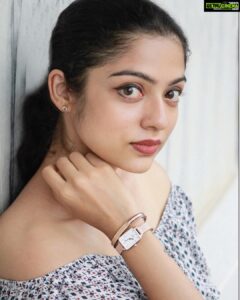 Varsha Bollamma Instagram - Make room for some Rose Gold on your wrist 😍
Obsessed with the new #DWQuadro watch by @danielwellington 🌼🤍
Redefining DW’s classic watch dial with a new shape, Quadro is their first-ever angular watch now available in different dial colours. 
Shop this watch or any of your favourites from the collection and get a 15% off with my code VARSHAB 🎁 Happy Shopping!!! #danielwellington