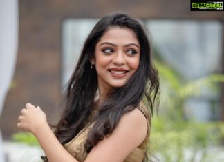 Varsha Bollamma Instagram - 🙃 📸 @kiransaphotography 💄💇🏻‍♀️ @makeupbywanshazia 👗 @house_of_jnk @sathish_pro