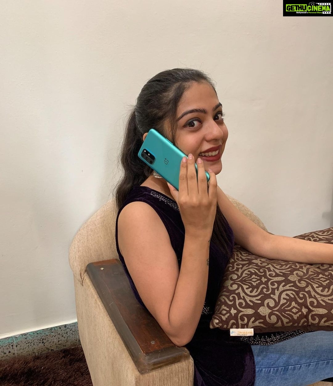 Varsha Bollamma Instagram - Who knew that the secret to being comfortably glued to my new OnePlus 8T 5G all day was all about how the screen scrolls? This phone has got such a smoooooth scroll feature that make it easy for me to just go with the flow, whether for work or for leisure! Try it out at a OnePlus Experience Store and you’ll see just what I mean! #UltraStopsAtNothing @oneplus_india Check it out at the nearest OnePlus Stores, Reliance Digital & My Jio Stores. It will also be available at Sangeetha and Pai International stores. Follow and tag #OnePlus8T5G #UltraStopsAtNothing , @reliance_digital