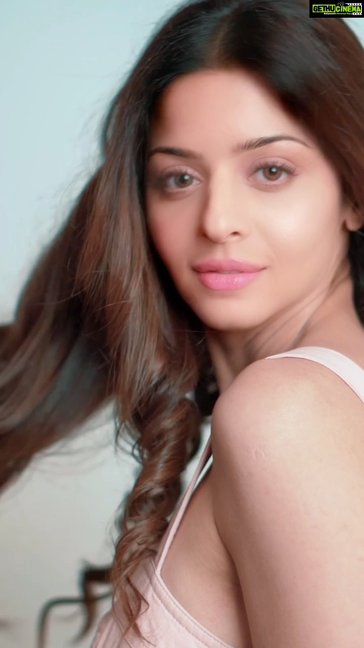 Vedhika Instagram - @lorealpro I love to keep my hair long, but maintaining the length is no short of a task. I wanted to treat my hair to something amazing, so visited @ylg_salon and that’s when the stylist recommended the all-new @lorealpro Serie Expert Pro Longer treatment. It has this game changing ends filler concentrate, that is applied to the hair ends in a really interesting way. Thanks to this amazing salon experience - in just one treatment, I can see the difference! My ends are fuller & thicker than ever! You too can now #KeepTheLengthYouLove without the hassle of trims. Go to https://www.prosalonlocator.com/LPro and book your appointment today with your nearest L'Oréal Professionnel partner salon. #AD #L'OréalProfIndia #ProLonger @lorealpro_education_india