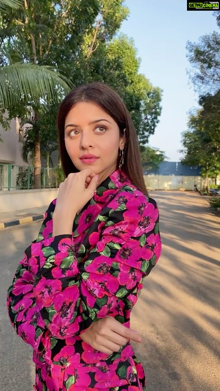 Vedhika Instagram - Yeah we’re Golden ☀️ #DevilEyes 👑