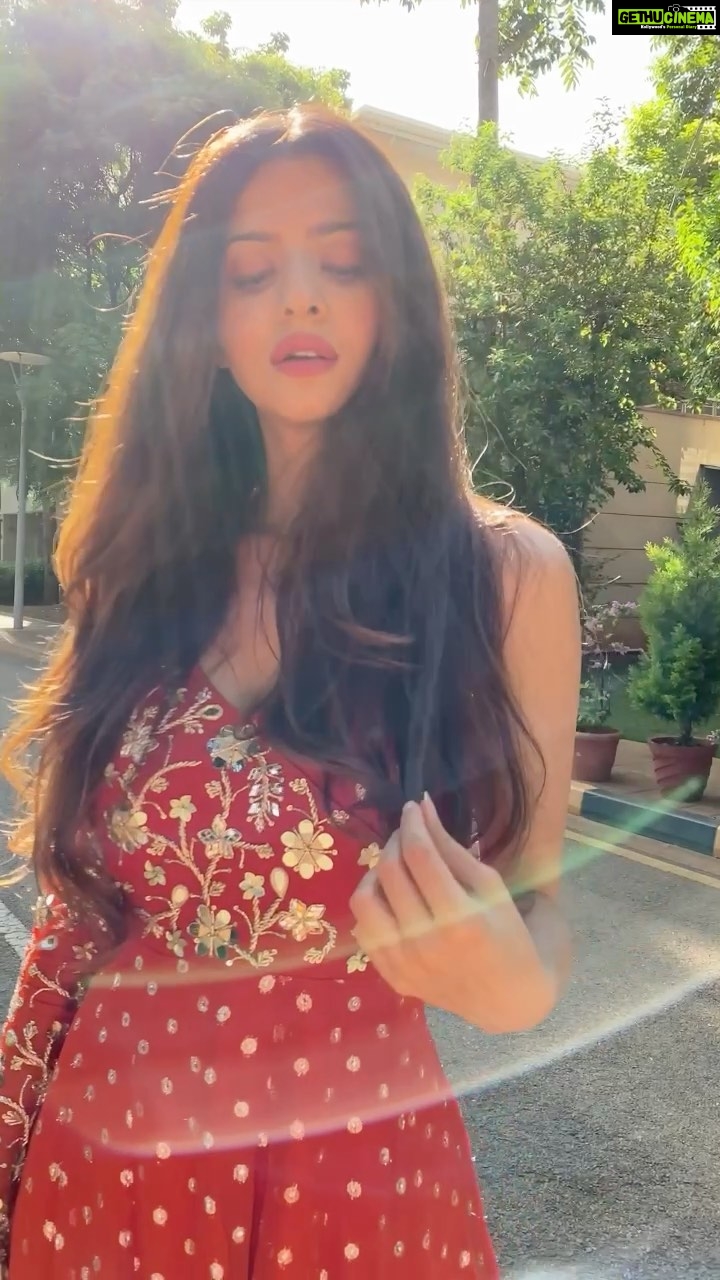 Vedhika Instagram - When you have extra footage and fab light..thank you Sun 🌞🔆☀️ #NoFilter @silkybindraofficial