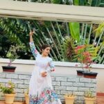 Vedhika Instagram - #SemiclassicalFusion Choreography by the fab @ishadang_official 🌸 wearing @inshacreationsnx #Dance #GharMorePardesiya