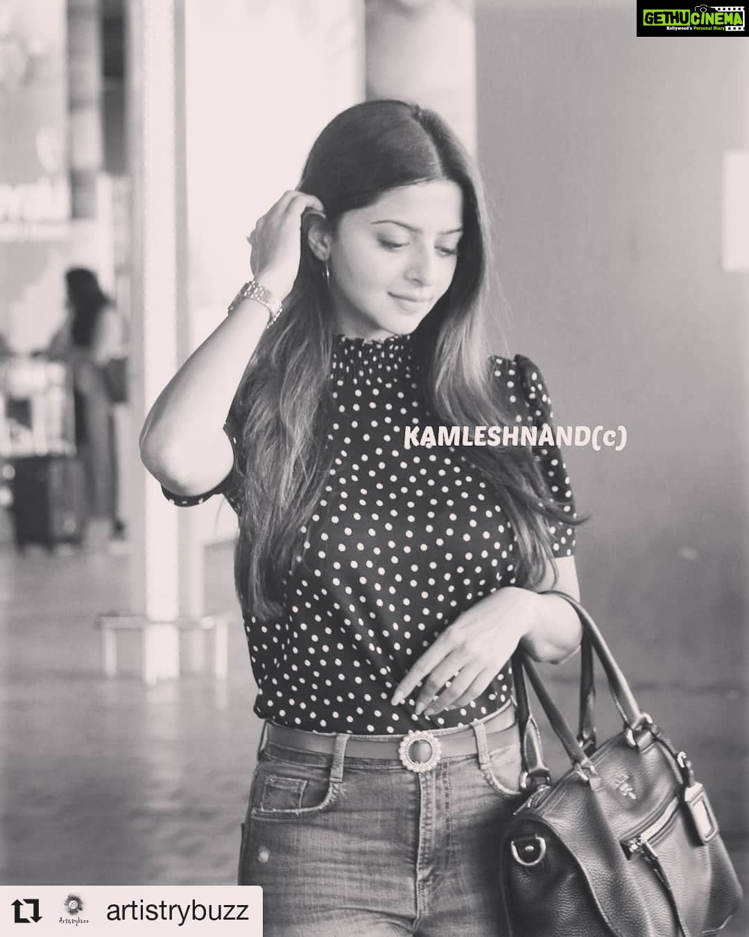Vedhika Instagram - #Repost @artistrybuzz • • • • • • Its just Beauty n lens ❤❤❤ #vedhika papped at hyderabad look so gorgeous 📸@kamleshnand @vedhika4u #instalove #killerlooks #fashionista #airportdiaries #bollywoodfashion #bollywoodactress #vedhikakumar #vedhikafansclub #vedhikahearts #artistrybuzz #kamleshnand #instadailypic #beautiful #smile #instapicture #pictureperfect