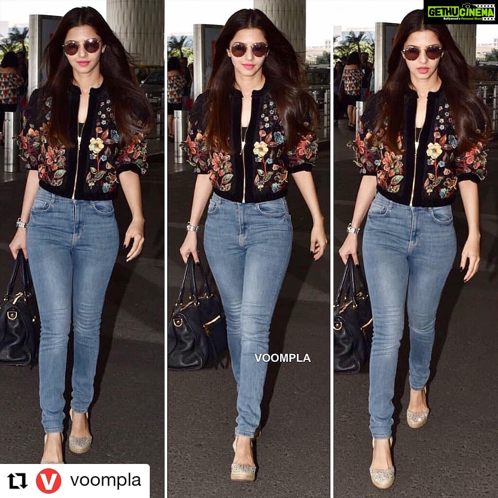 Vedhika Instagram - #Repost @voompla • • • • • • Off to Chennai ✈️✈️ Vedhika Kumar serves up a supppaaa comfy yet chic look for her flight... she’s headed south for the audio launch of her movie Kanchana 3... and wait for it... she’s gonna make her Bolly debut very soon ❤️❤️ FOLLOW 👉 @voompla INQUIRIES 👉 @ppbakshi . #voompla #bollywood #vedhikakumar #bollywoodstyle #bollywoodfashion #mumbaidiaries #delhidiaries #indianactress #bollywoodactress #bollywoodactresses