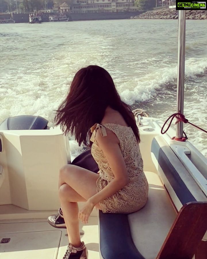 Vedhika Instagram - #waterbaby 🐳🐬🌊 #ocean #sea #lover #mycity #aamchiMumbai 🚣♀️ Gateway of India