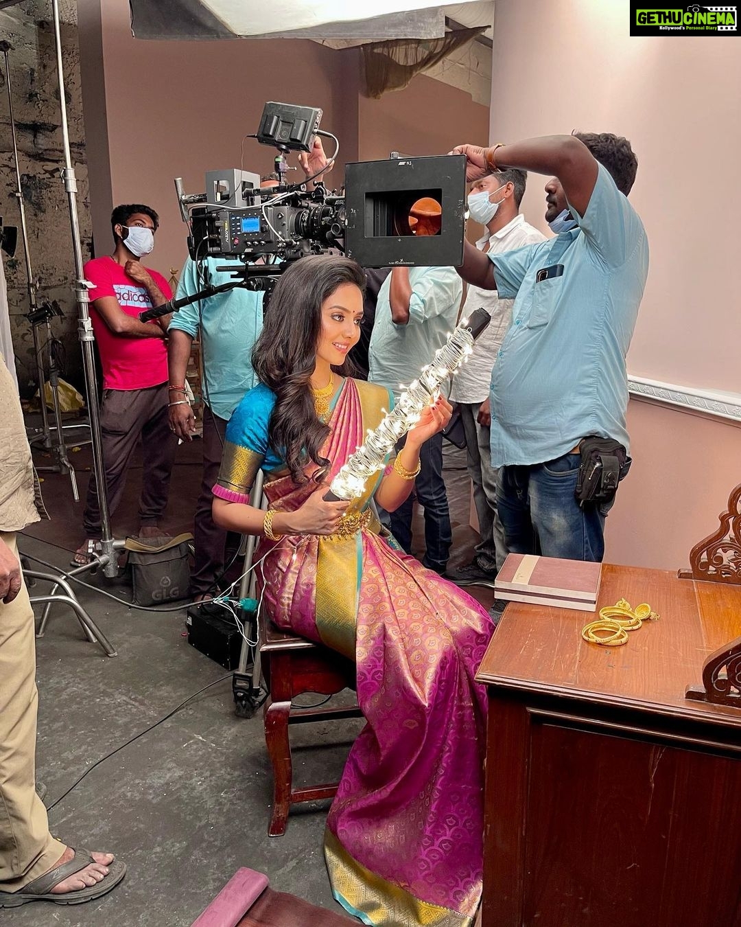 Vidhya Instagram - At yesterday’s Ad shoot. I enjoyed every bit of working with director Vasu Sir, Dop Raana Sir, Lovely choreographer Viji Mam, Photographer Santhosh Sir, Saree drapist Saraswathy akka and Stylist Jeevitha. It was a surprise and felt happiest working with you my dearest @meerakrishnaofficial .. Lots and lots of love to you all..🤍🤍🤍 Avm Studio