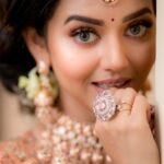 Vidhya Instagram - 🧡☺️ Makeup&hair : @vijiknr Jewelery: @bronzerbridaljewellery Saree: @kuzhalisilk Blouse : @moksh_blouse_studio Photography: @camerasenthil