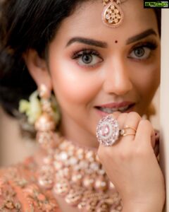 Vidhya Instagram - 🧡☺️
Makeup&hair : @vijiknr
Jewelery: @bronzerbridaljewellery
Saree: @kuzhalisilk
Blouse : @moksh_blouse_studio
Photography: @camerasenthil