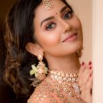 Vidhya Instagram - 🧡☺️ Makeup&hair : @vijiknr Jewelery: @bronzerbridaljewellery Saree: @kuzhalisilk Blouse : @moksh_blouse_studio Photography: @camerasenthil