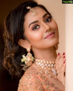 Vidhya Instagram - 🧡☺️ Makeup&hair : @vijiknr Jewelery: @bronzerbridaljewellery Saree: @kuzhalisilk Blouse : @moksh_blouse_studio Photography: @camerasenthil