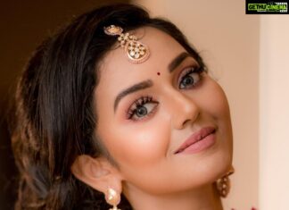 Vidhya Instagram - 🧡☺️ Makeup&hair : @vijiknr Jewelery: @bronzerbridaljewellery Saree: @kuzhalisilk Blouse : @moksh_blouse_studio Photography: @camerasenthil