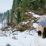 Vidisha Instagram - Ab Ishq hi to hai…pahado se hi sahi !! . . @officialjoshapp #mountains #snow #nature #beauty #india #traveller #wanderer #trees #vidisha #vidishasrivastava #himanchal