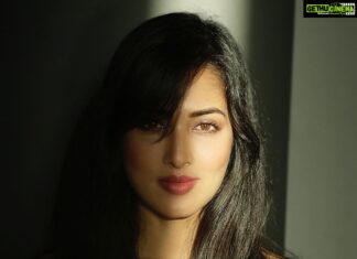 Vidisha Instagram - I am as simple as quantum physics !! 😉 Captured by @pravintalan @the_artofvisuals . . . . . #shades #lights #lightandshadow #thoughts #beauty #art #love #trend #vidisha #instapic explore #vidishasrivastava