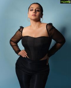 Vidya Balan Instagram - One hour for the calendar to read 2022❤️✨One hour for my birthday 🎈 Outfit - @leaclothingco Shoes - @lynindia.official Makeup - @harshjariwala158 Hair - @bhosleshalaka Styling - @who_wore_what_when Photography- @sohillalani_