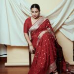 Vidya Balan Instagram - Friday ❤️ Kya laal hai, oops haal hai 🙋🏻‍♀️ Sari - @gaurangofficial Hair- @bhosleshalaka Makeup - @harshjariwala158 Styling- @who_wore_what_when Photography - @anurag_kabburphotography