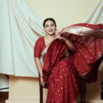 Vidya Balan Instagram – Friday ❤️ Kya laal hai, oops haal hai 🙋🏻‍♀️

Sari – @gaurangofficial 
Hair- @bhosleshalaka 
Makeup – @harshjariwala158 
Styling- @who_wore_what_when 
Photography – @anurag_kabburphotography