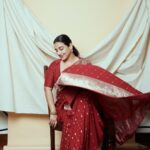Vidya Balan Instagram – Friday ❤️ Kya laal hai, oops haal hai 🙋🏻‍♀️

Sari – @gaurangofficial 
Hair- @bhosleshalaka 
Makeup – @harshjariwala158 
Styling- @who_wore_what_when 
Photography – @anurag_kabburphotography