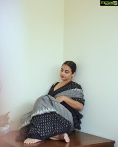 Vidya Balan Instagram - Sari! Posing in progress.

Sari - @houseofurrmi 
Hair- @bhosle.shalaka 
Makeup - @harshjariwala158 
Styling- @who_wore_what_when 
Photography - @anurag_kabburphotography