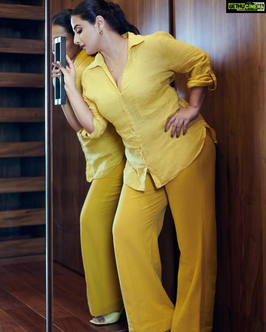 Vidya Balan Instagram - Favourite weekend hangout: My closet 🚪💛 Outfit - @zara Hair - @bhosleshalaka Makeup - @harshjariwala158 Styling - @who_wore_what_when Photography - @anurag_kabburphotography