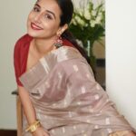 Vidya Balan Instagram – Hamesha…Aapki Vidya 🌼🤍

Saree – @maaticrafts 
Flowers – @interfloraindia 
Hair – @bhosleshalaka 
Makeup – @harshjariwala158 
Styling – @who_wore_what_when 
Photography – @anurag_kabburphotography