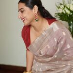 Vidya Balan Instagram – Hamesha…Aapki Vidya 🌼🤍

Saree – @maaticrafts 
Flowers – @interfloraindia 
Hair – @bhosleshalaka 
Makeup – @harshjariwala158 
Styling – @who_wore_what_when 
Photography – @anurag_kabburphotography