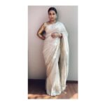 Vidya Balan Instagram – Saree – a handcrafted @biswa_bangla Jamdani saree created by master weaver #ShriAmulyaBasak for @amazonkarigar ❣️
Blouse – Kanjivaram by @gaurangofficial 
 Makeup – @harshjariwala158 
Hair – @bhosleshalaka 
Styled by – @who_wore_what_when