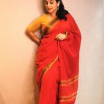 Vidya Balan Instagram – E-Promotions for #ShakuntalaDevi premiering on 31st July on @primevideoin ❣️
Saree – Coimbatore cotton saree bought from a weavers exhibition 
Makeup – @shre20 
Hair – @bhosleshalaka 
Styled by – @who_wore_what_when

#vocalforlocal – The saree is a Korvai Kora Cotton, woven in the district of Coimbatore. Textured body of the saree with zari borders in contrast colours are a trademark of the humble weave. The handwoven saree gets softer with each wear.
Bought at a small exhibition in Coimbatore,our country has exceptional skill at the grassroots.